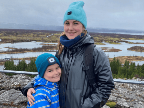 Tetiana með syni sínum á Íslandi.